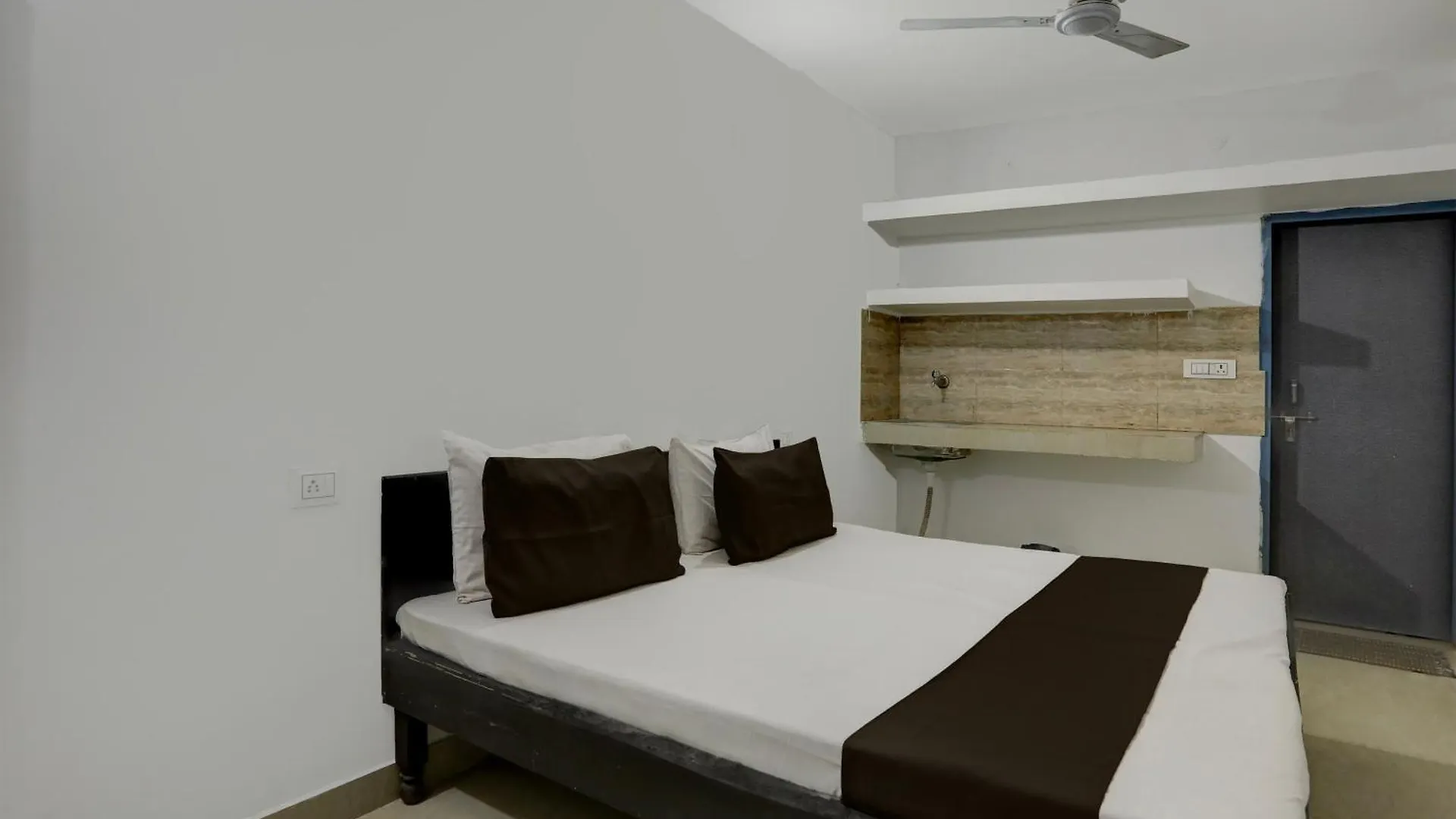 גורגאון Hotel Sweet Voilet הודו